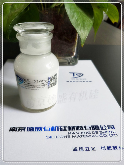 消泡劑DS-50X系列消泡劑具有優(yōu)異的消、抑泡性能,可以在泡沫產(chǎn)生后添加或作為抑泡組份加入產(chǎn)品中,消泡劑的添加量可為10~100ppm,最佳添加量由客戶根據(jù)具體情況試驗(yàn)決定。
消泡劑產(chǎn)品可直接使用,也可稀釋后使用。如在起泡體系中能充分?jǐn)嚢璺稚ⅲ梢灾苯犹砑樱瑹o(wú)需稀釋?zhuān)缧柘♂專(zhuān)凑占夹g(shù)人員提供稀釋方法進(jìn)行,不可直接加水稀釋?zhuān)駝t容易出現(xiàn)分層破乳等現(xiàn)象,從而影響產(chǎn)品品質(zhì),因用水直接稀釋或其他不正確的方法加工或使用產(chǎn)品產(chǎn)生的后果,本公司概不承擔(dān)責(zé)任。